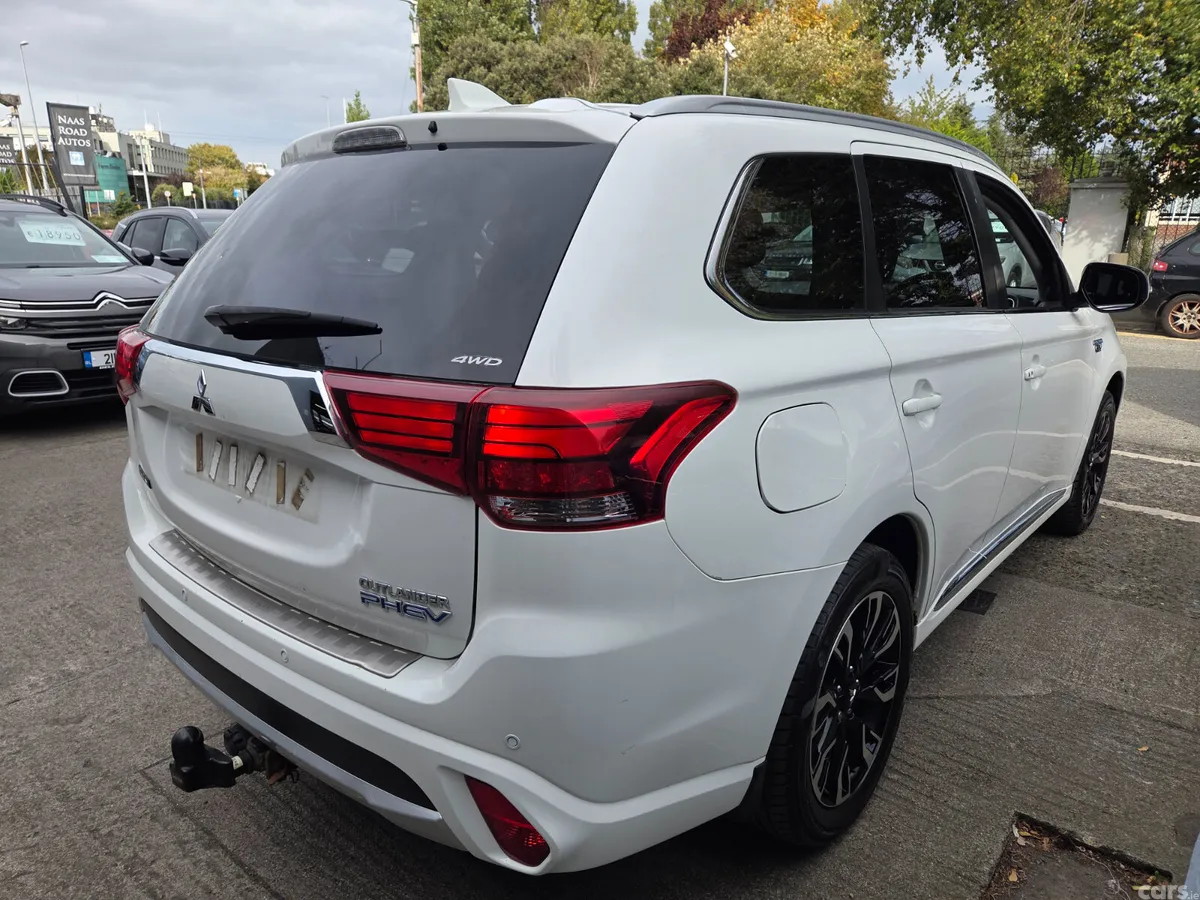 Mitsubishi Outlander SUV, Petrol Hybrid, 2016, White