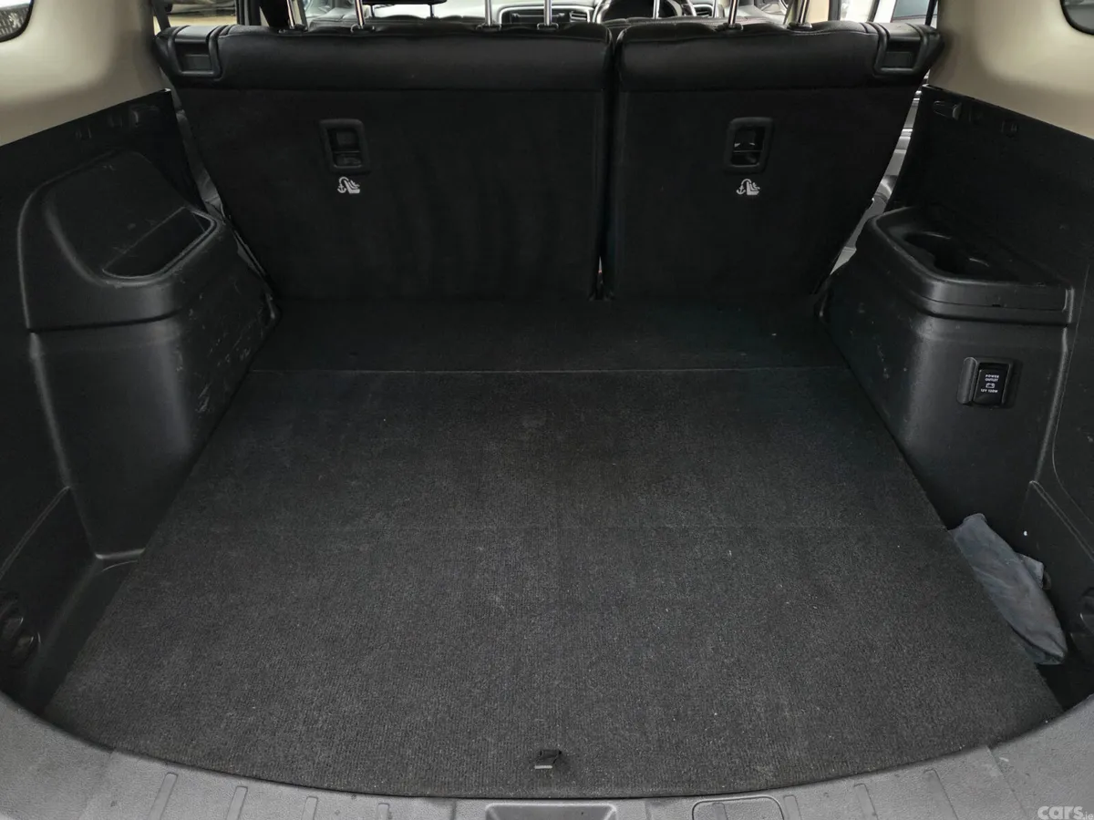 Mitsubishi Outlander SUV, Petrol Hybrid, 2016, White