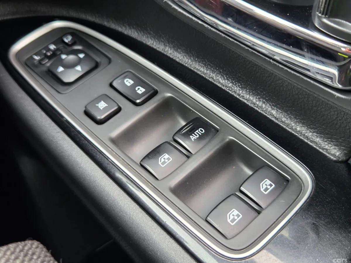 Mitsubishi Outlander SUV, Petrol Hybrid, 2016, White
