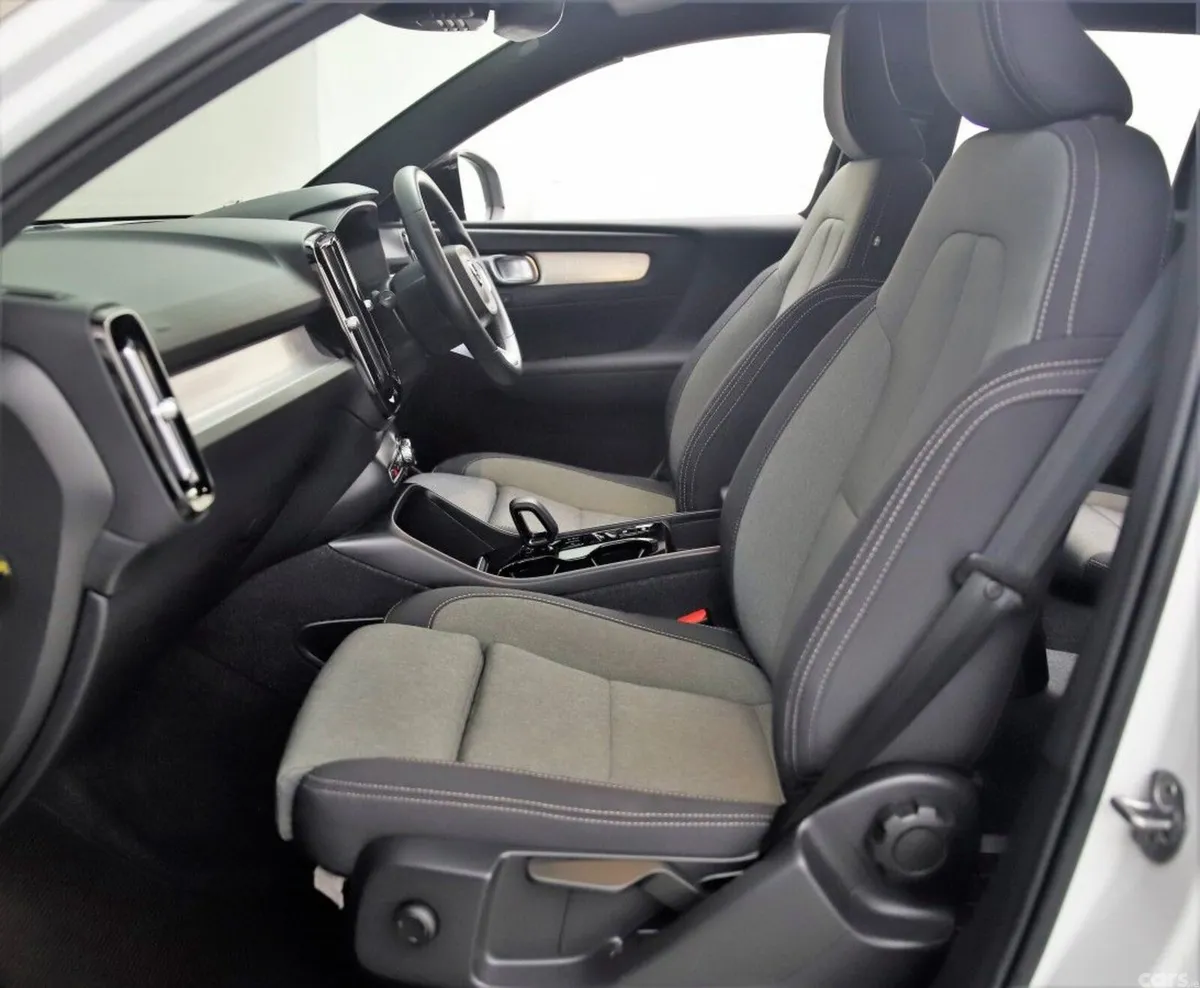 Volvo XC40 SUV, Petrol Plug-in Hybrid, 2023, White