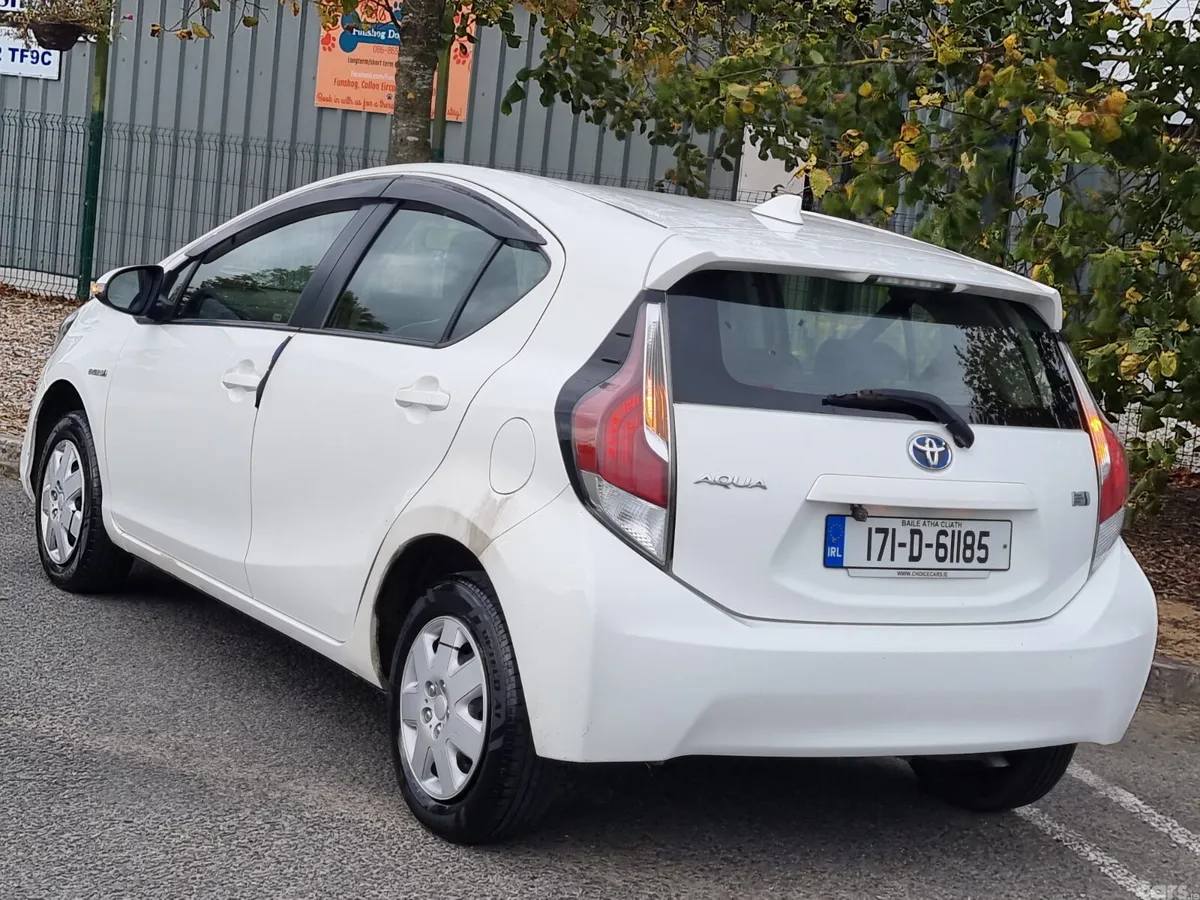 Toyota Aqua Hatchback, Petrol Hybrid, 2017, White
