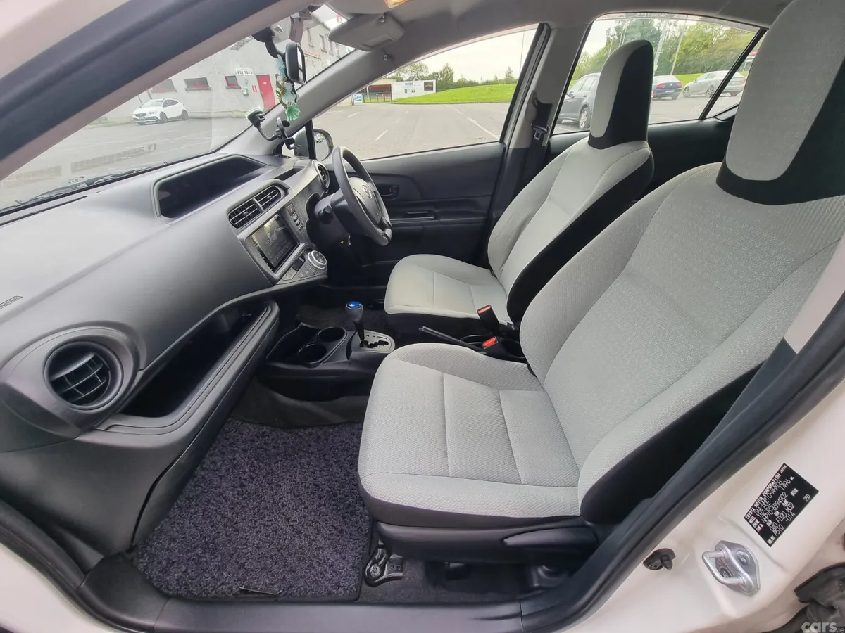 Toyota Aqua Hatchback, Petrol Hybrid, 2017, White