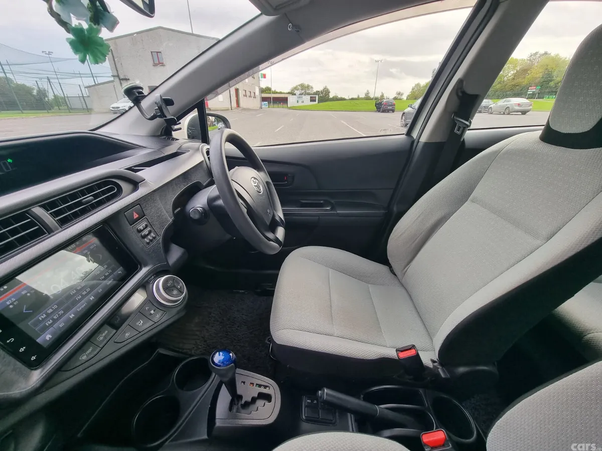 Toyota Aqua Hatchback, Petrol Hybrid, 2017, White