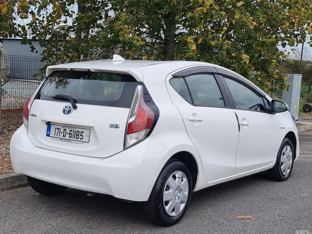 Toyota Aqua Hatchback, Petrol Hybrid, 2017, White