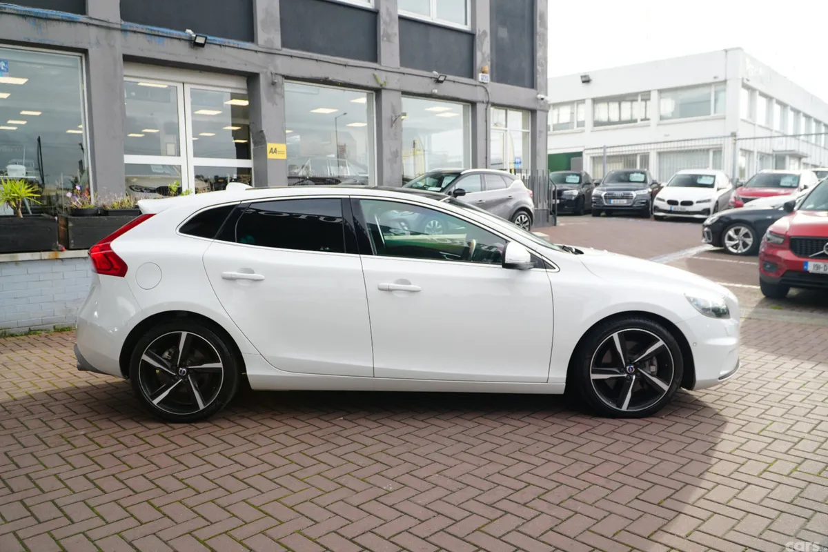 Volvo V40 Hatchback, Diesel, 2016, White