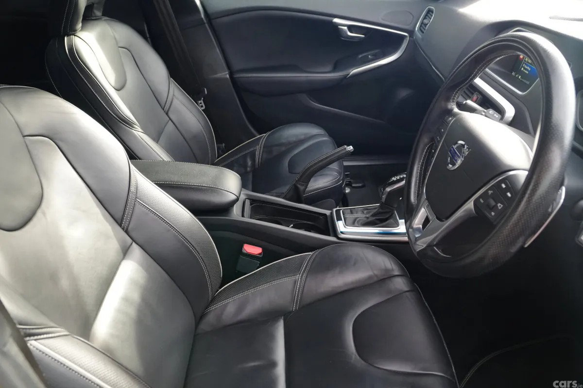 Volvo V40 Hatchback, Diesel, 2016, White