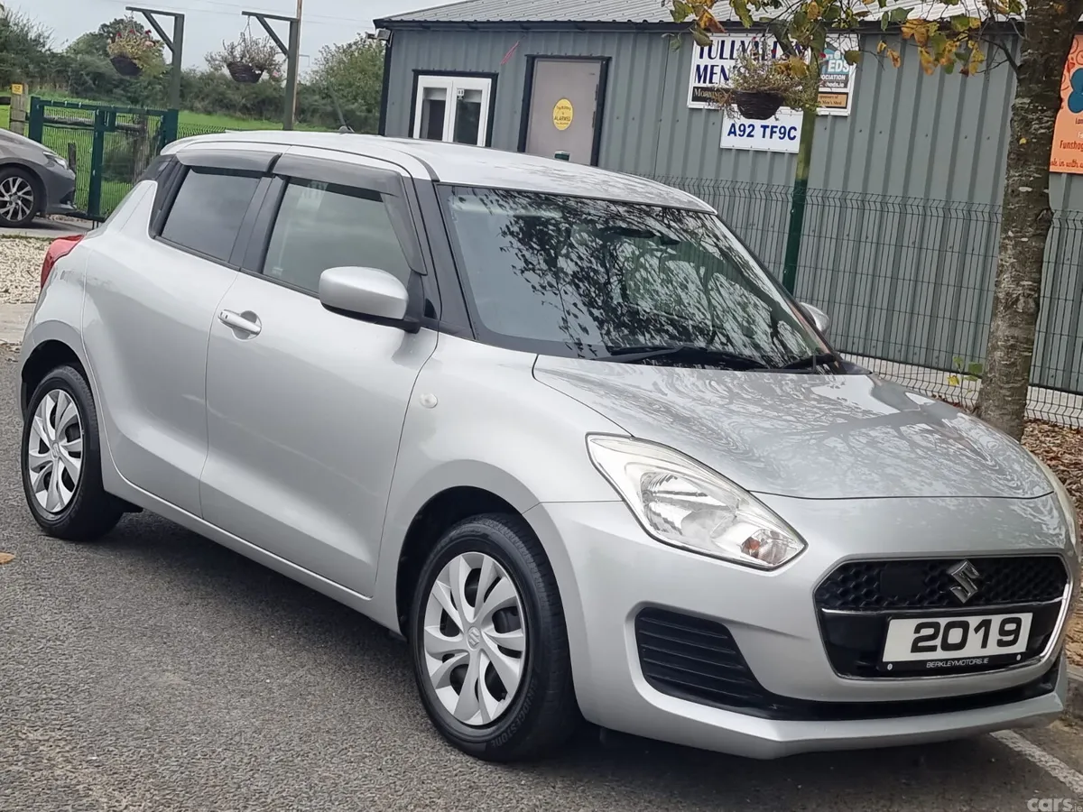 Suzuki Swift Hatchback, Petrol, 2019, Silver