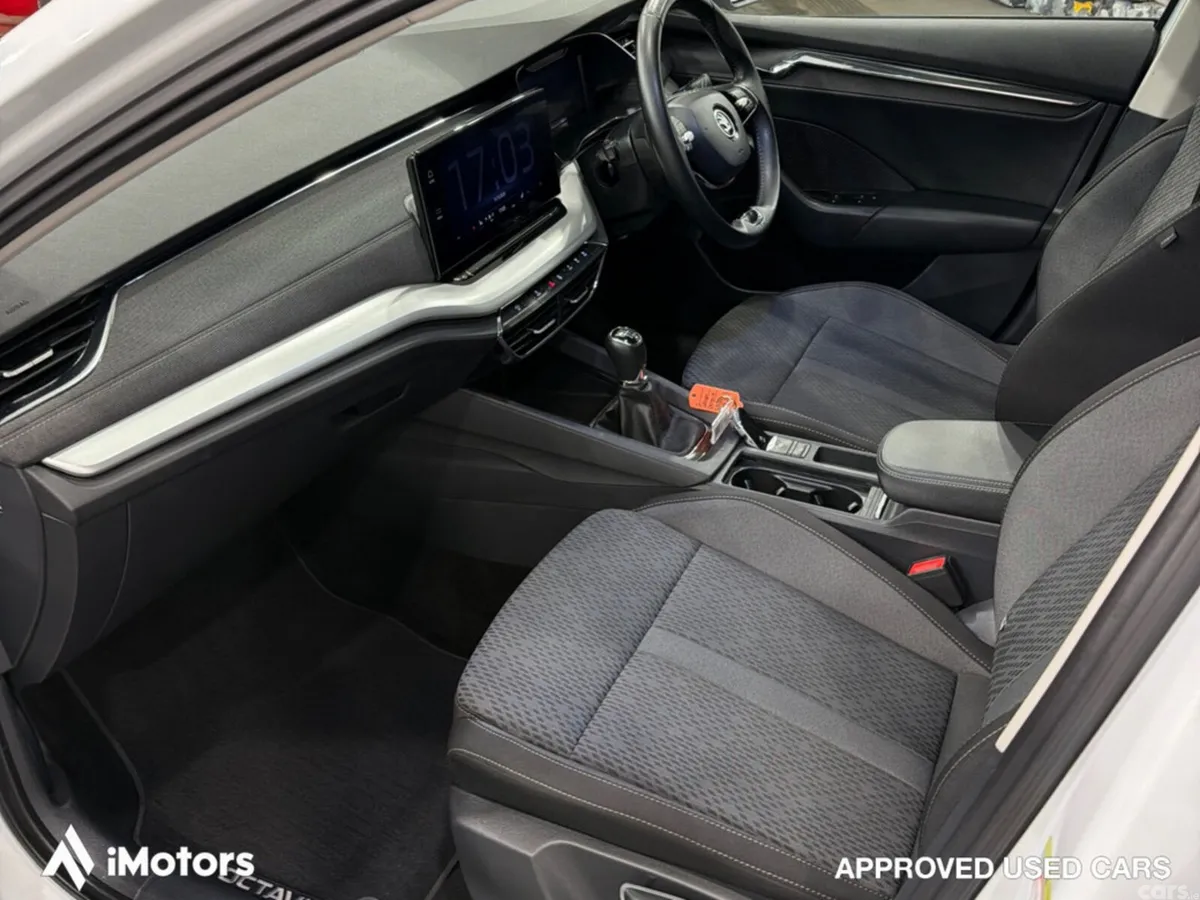 Skoda Octavia Saloon, Diesel, 2023, White