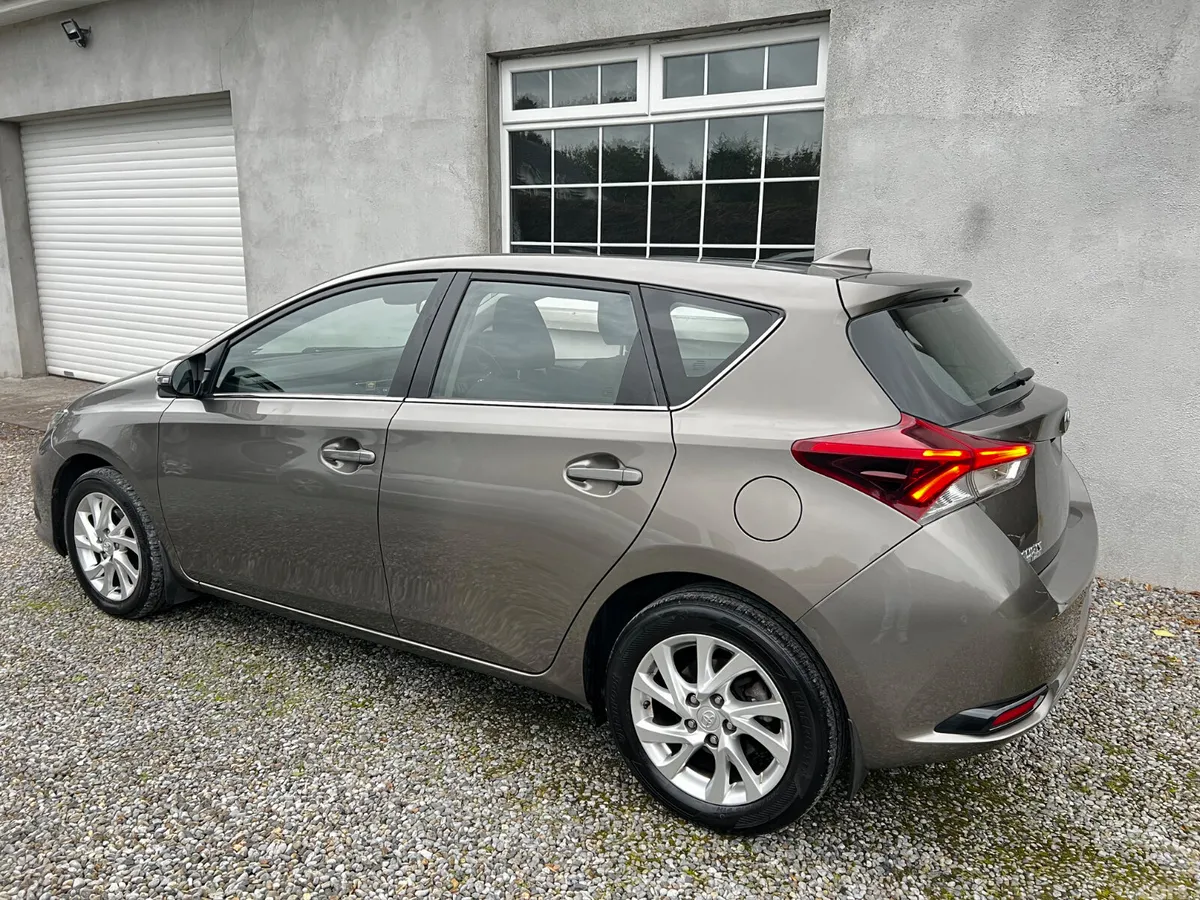Toyota Auris Hatchback, Petrol, 2018, Grey