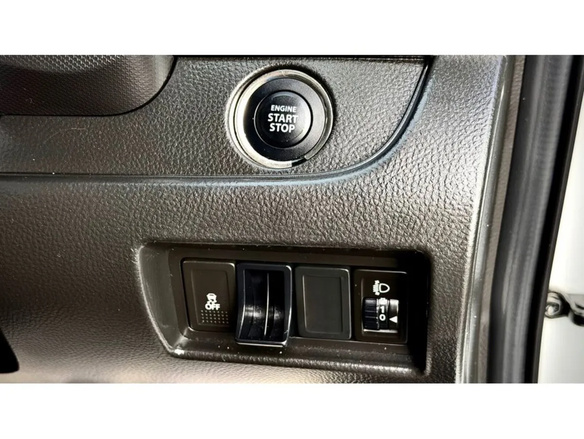 Suzuki Swift Hatchback, Petrol, 2015, White