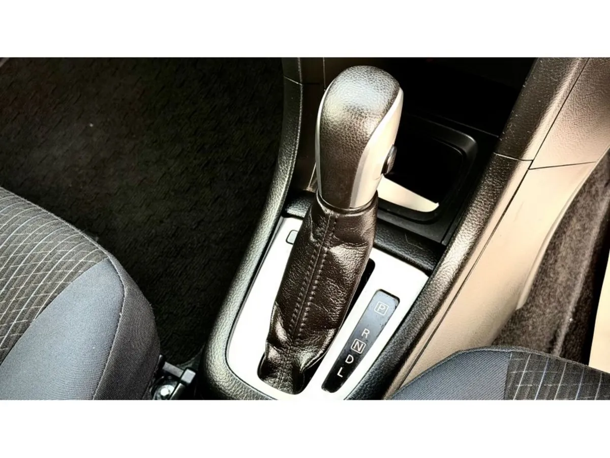 Suzuki Swift Hatchback, Petrol, 2015, White