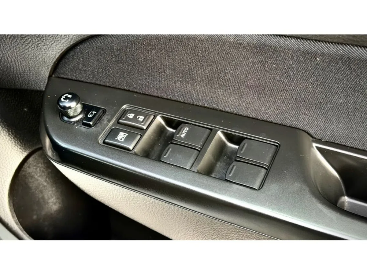Suzuki Swift Hatchback, Petrol, 2015, White