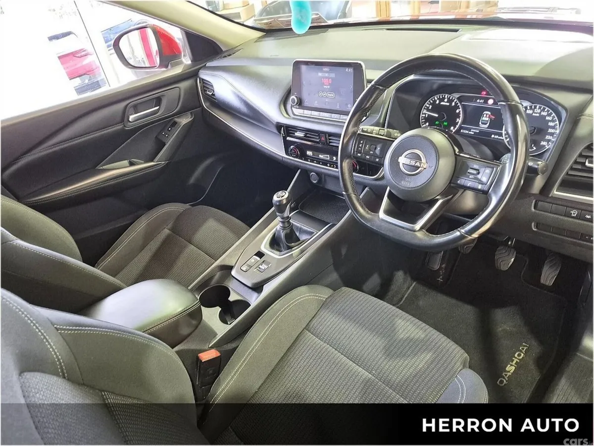 Nissan Qashqai MPV, Petrol, 2023, Red