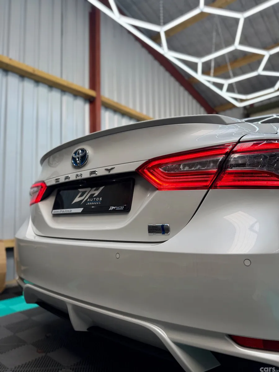 Toyota Camry Saloon, Petrol Hybrid, 2019, White