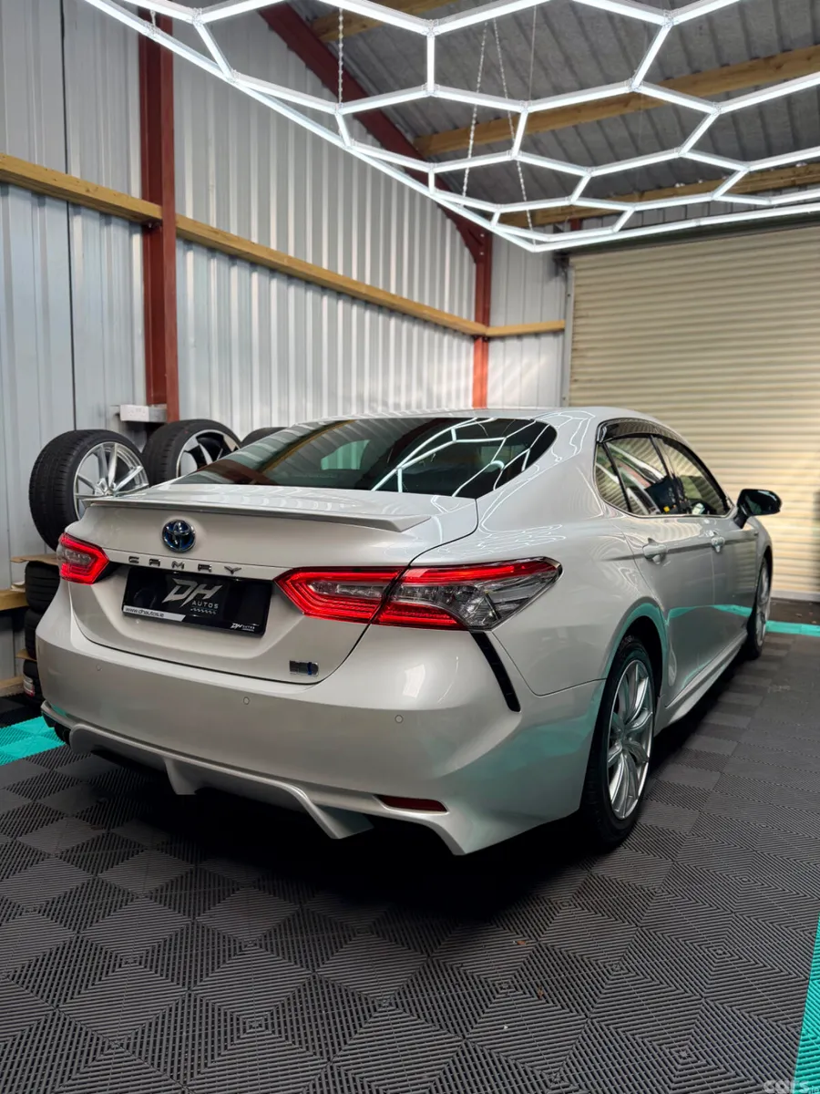 Toyota Camry Saloon, Petrol Hybrid, 2019, White