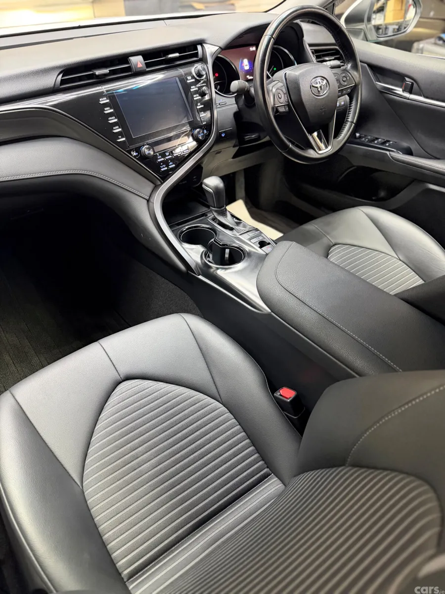 Toyota Camry Saloon, Petrol Hybrid, 2019, White