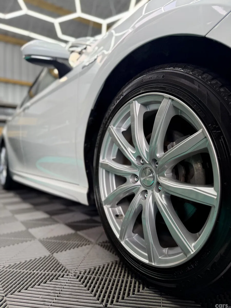 Toyota Camry Saloon, Petrol Hybrid, 2019, White