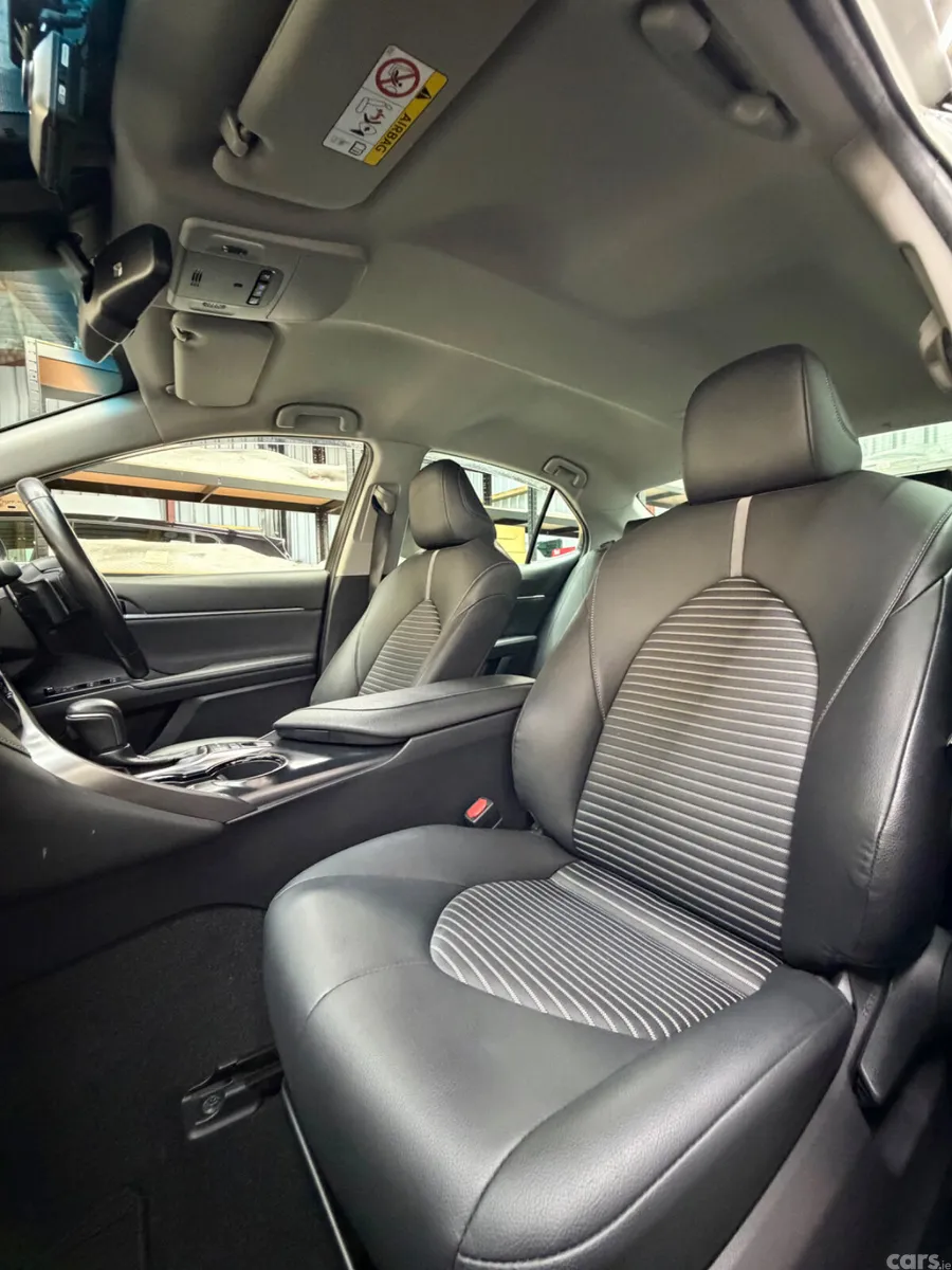 Toyota Camry Saloon, Petrol Hybrid, 2019, White