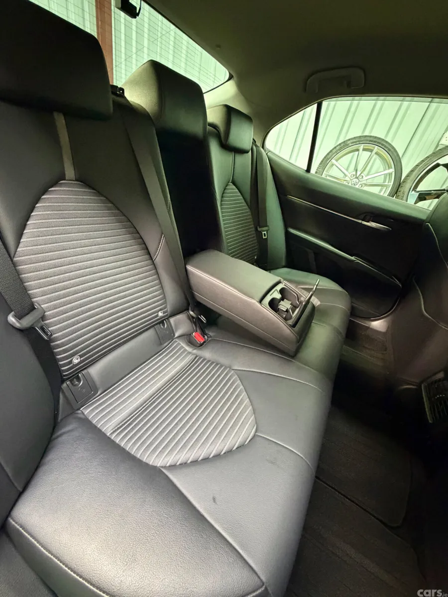 Toyota Camry Saloon, Petrol Hybrid, 2019, White