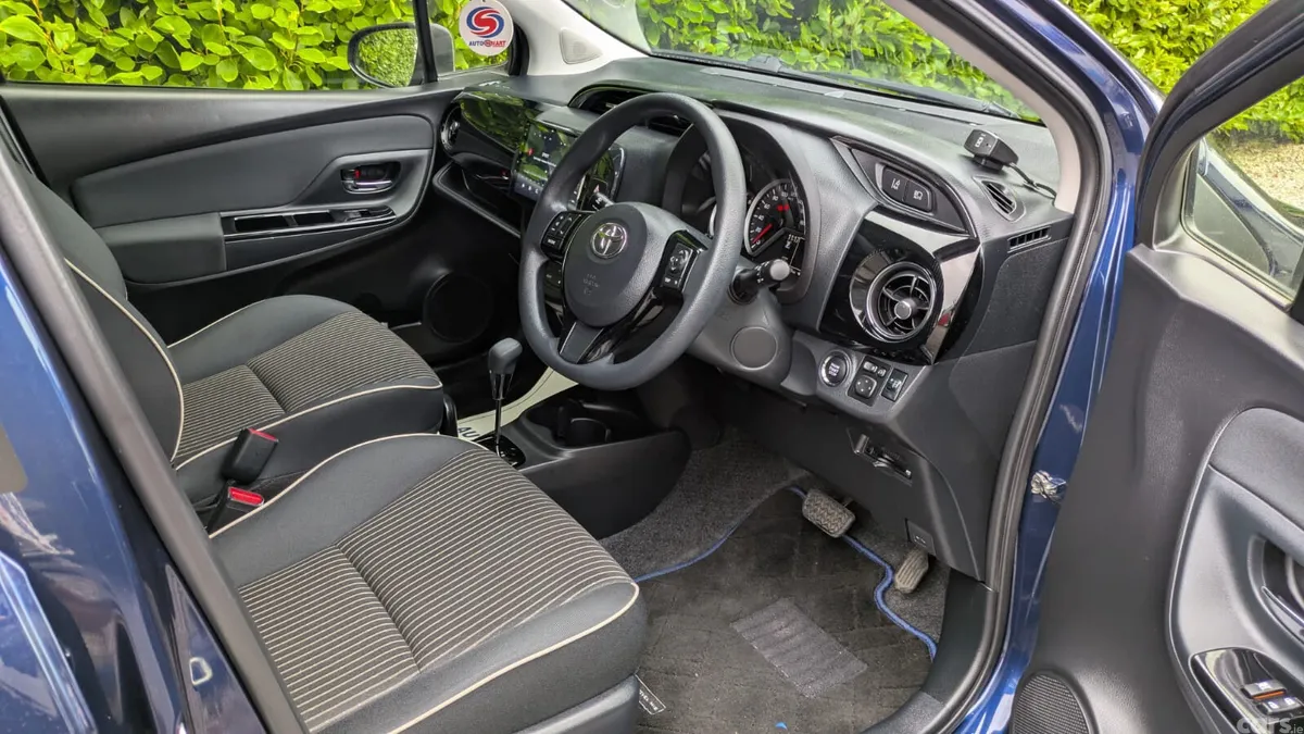 Toyota Yaris Hatchback, Petrol, 2017, Blue