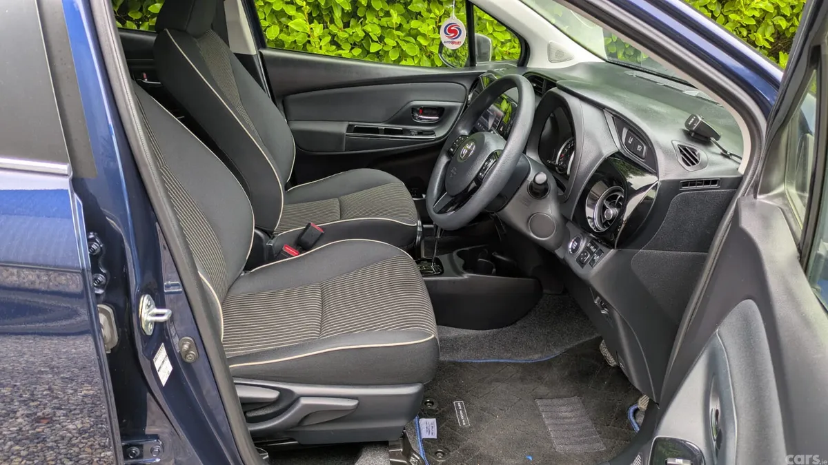 Toyota Yaris Hatchback, Petrol, 2017, Blue