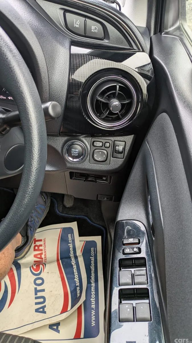 Toyota Yaris Hatchback, Petrol, 2017, Blue