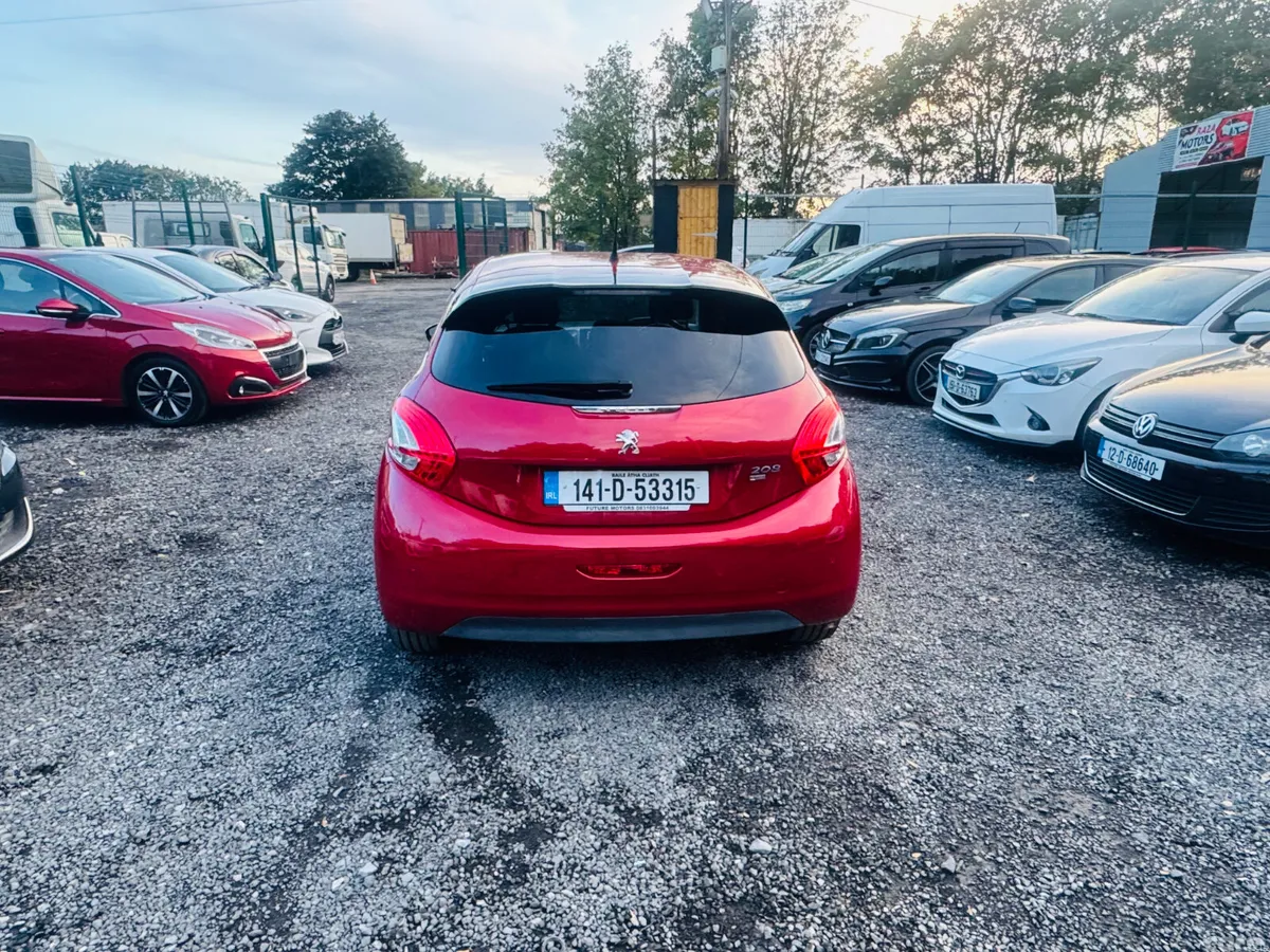 Peugeot 208 Hatchback, Petrol, 2014, Red