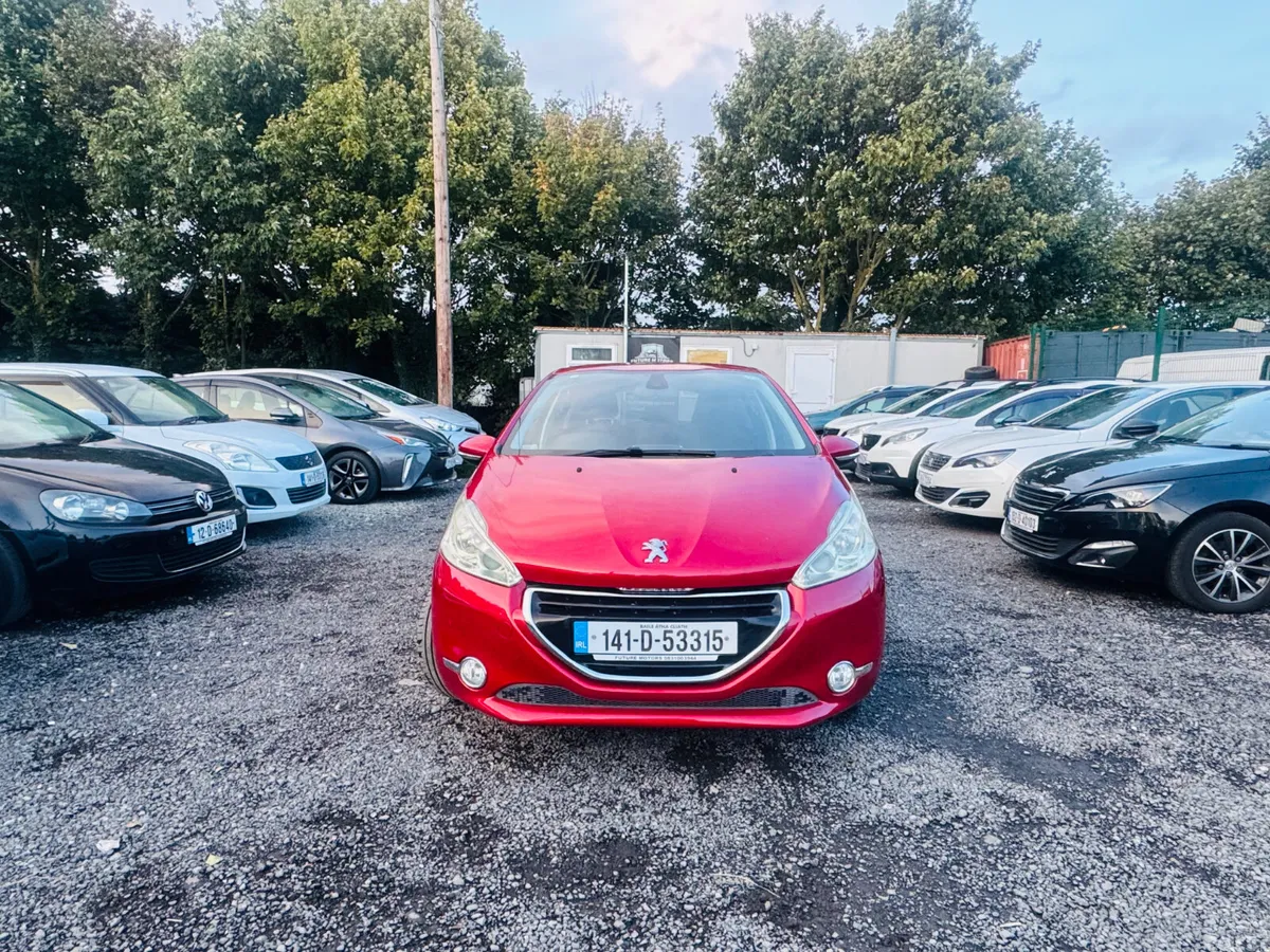 Peugeot 208 Hatchback, Petrol, 2014, Red