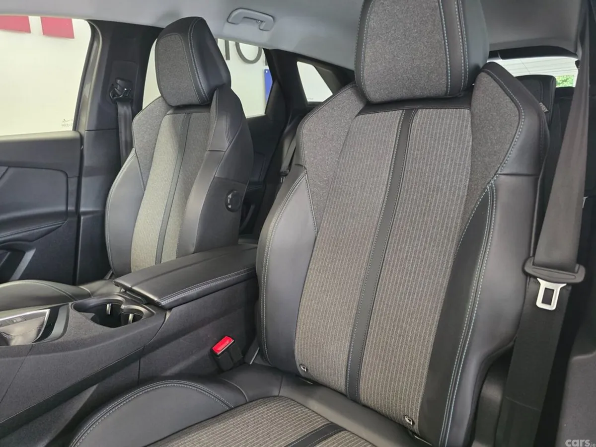 Peugeot 3008 MPV, Diesel, 2023, Grey