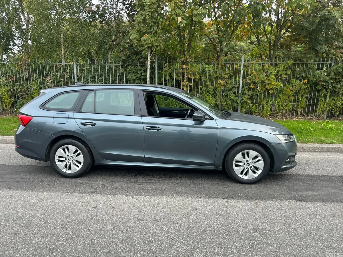 Skoda Octavia Estate, Petrol, 2022, Grey