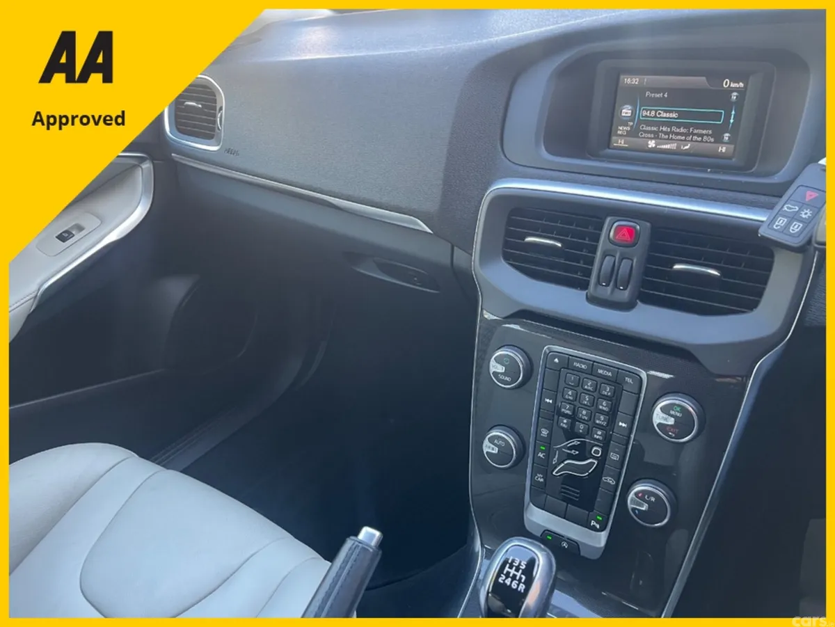 Volvo V40 Hatchback, Diesel, 2017, Blue
