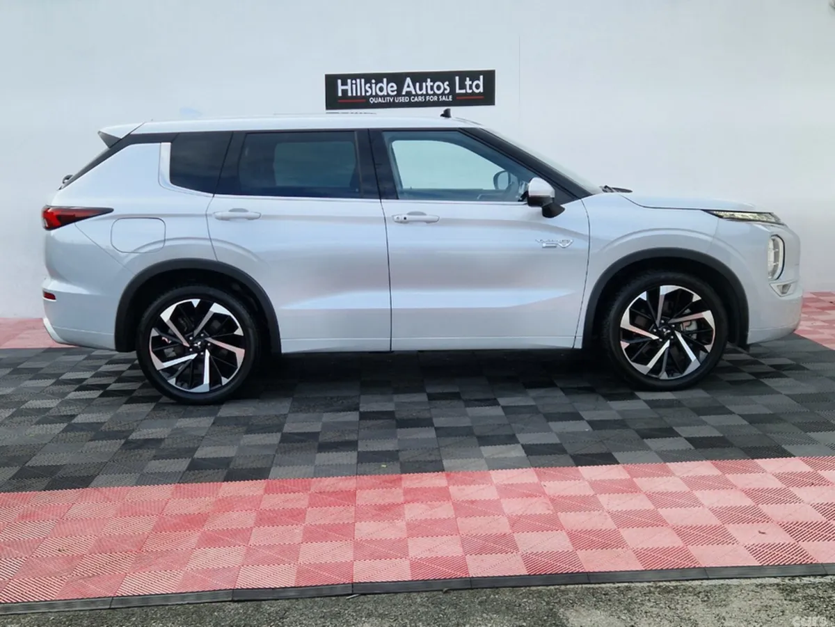 Mitsubishi Outlander MPV, Petrol Plug-in Hybrid, 2022, White