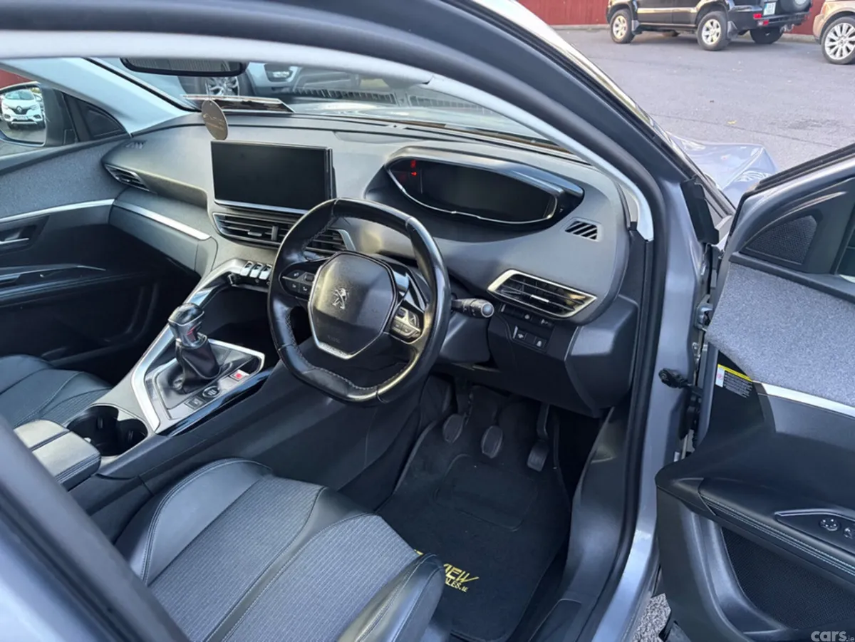 Peugeot 5008 MPV, Diesel, 2022, Grey