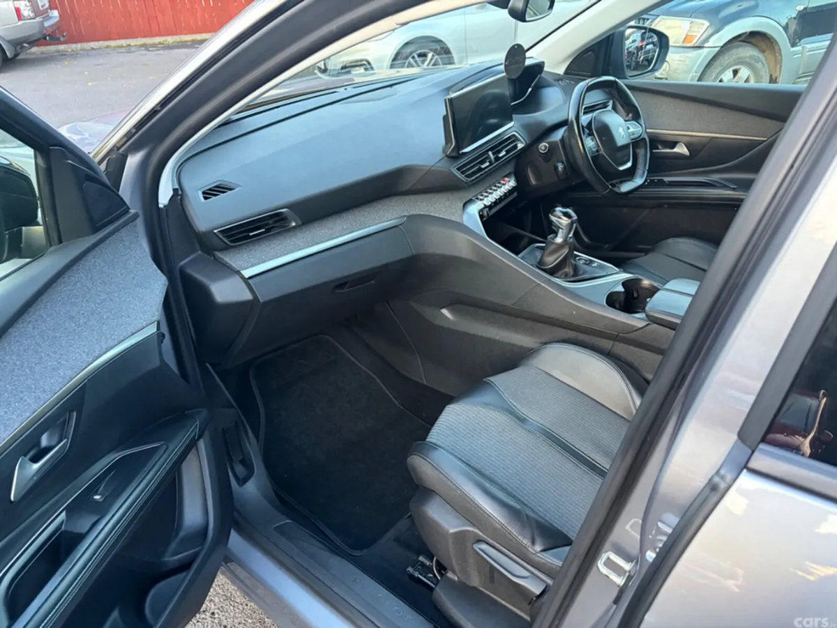 Peugeot 5008 MPV, Diesel, 2022, Grey
