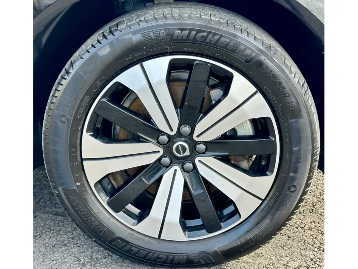 Volvo XC60 SUV, Petrol Hybrid, 2025, Black