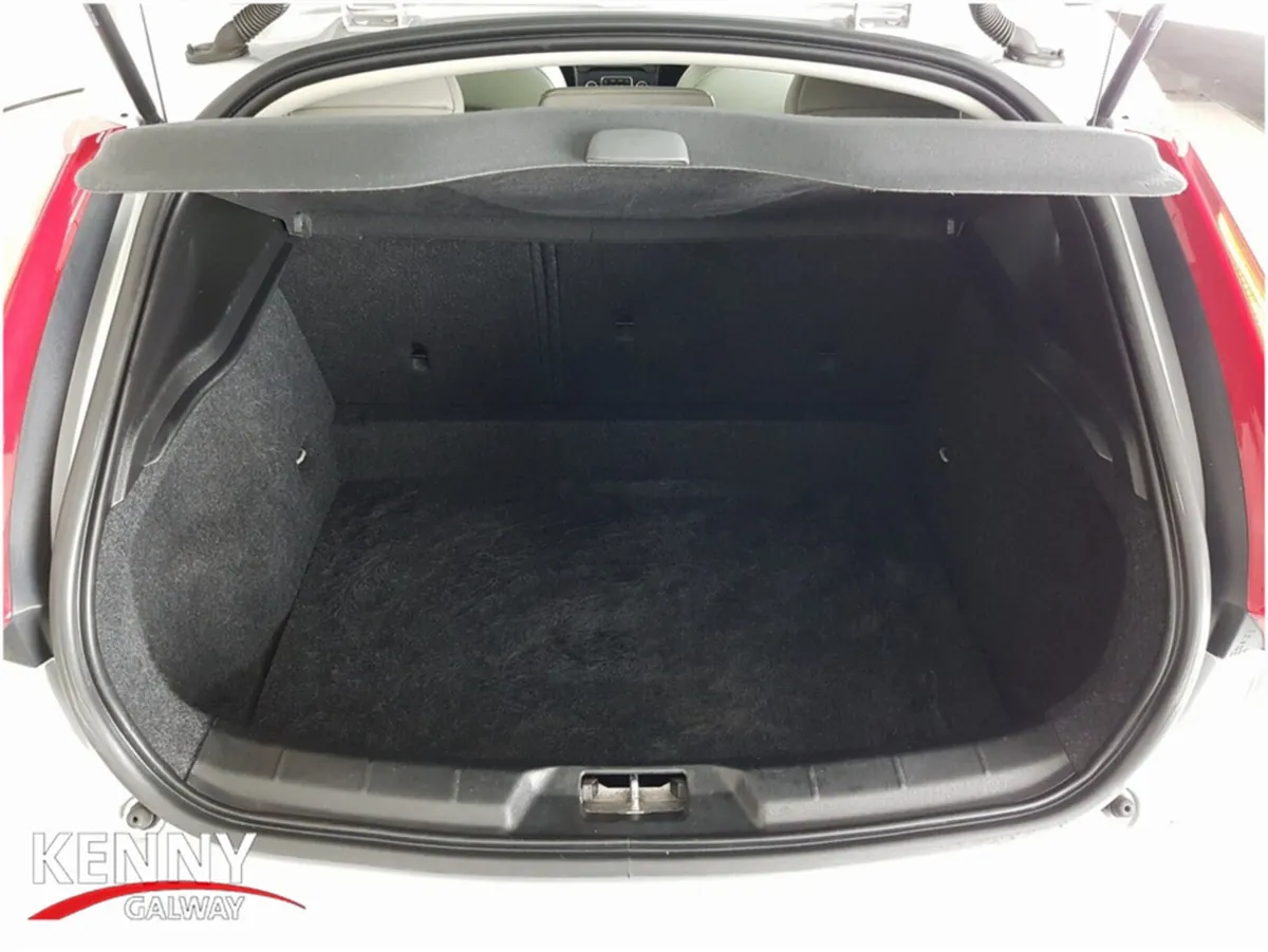 Volvo V40 Hatchback, Diesel, 2015, Silver