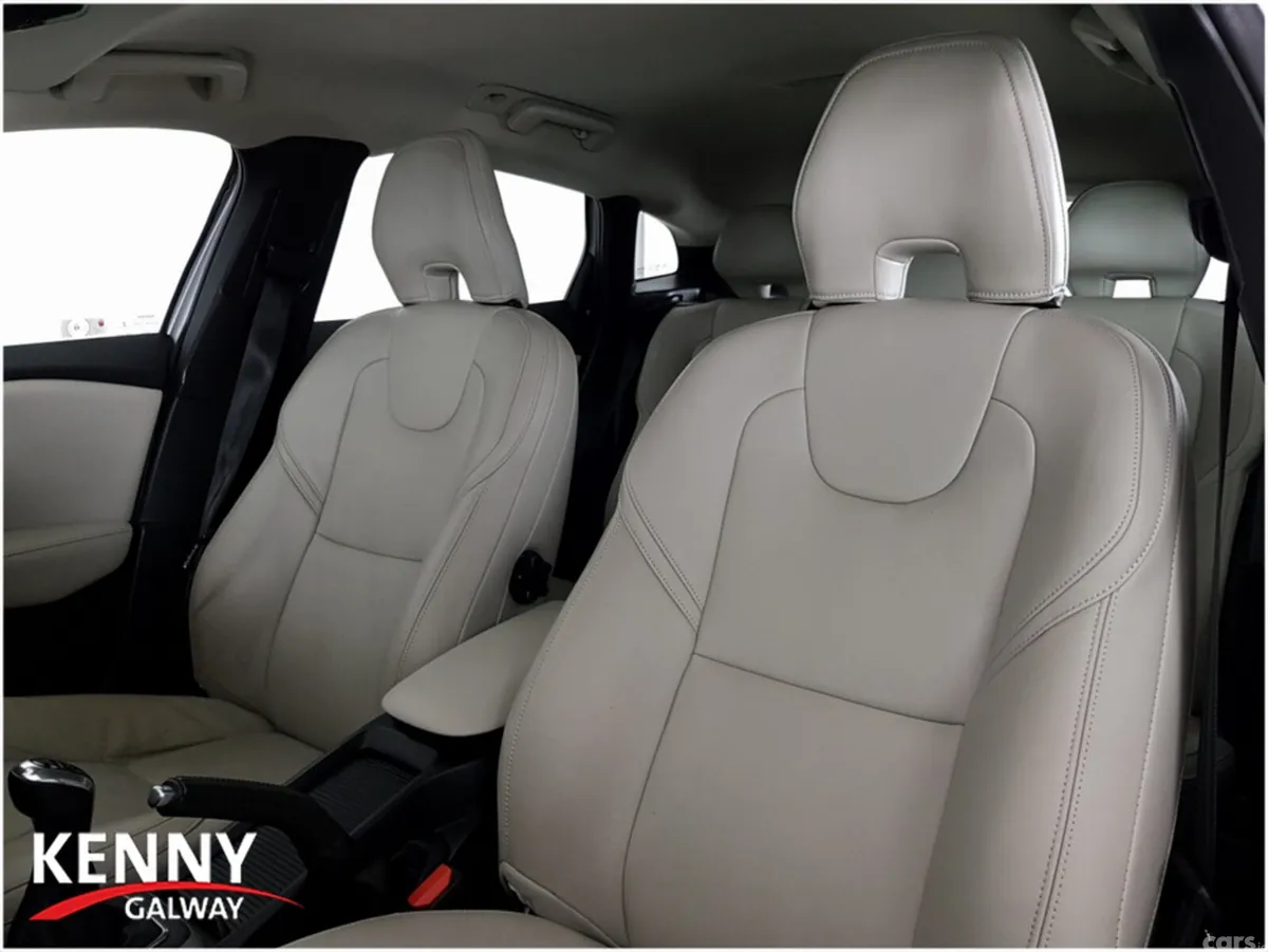 Volvo V40 Hatchback, Diesel, 2015, Silver