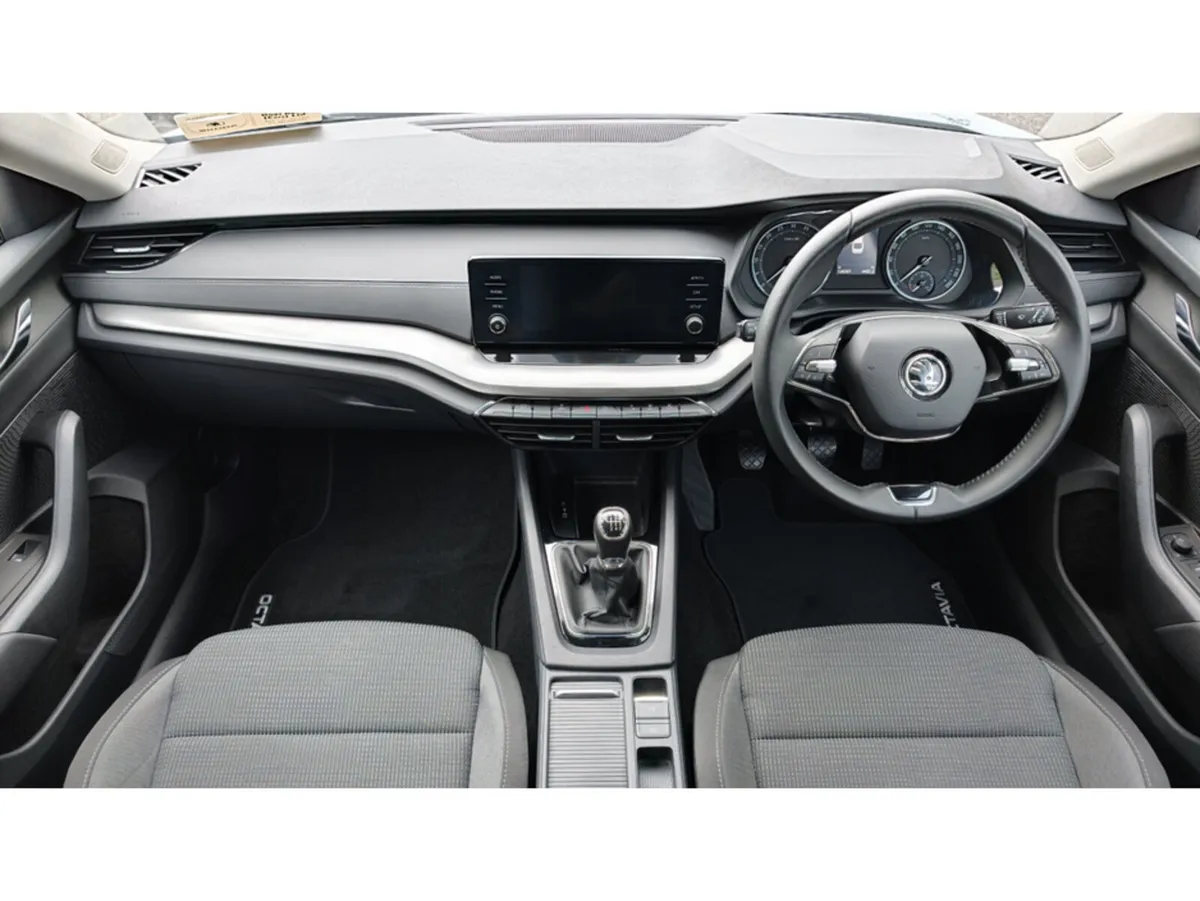 Skoda Octavia Saloon, Petrol, 2024, Silver