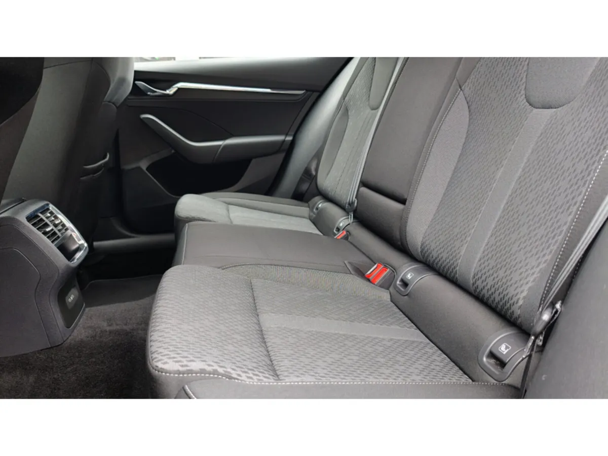 Skoda Octavia Saloon, Petrol, 2024, Silver