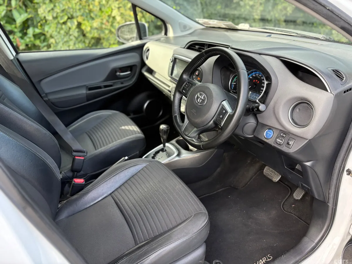 Toyota Yaris Hatchback, Petrol Hybrid, 2017, White