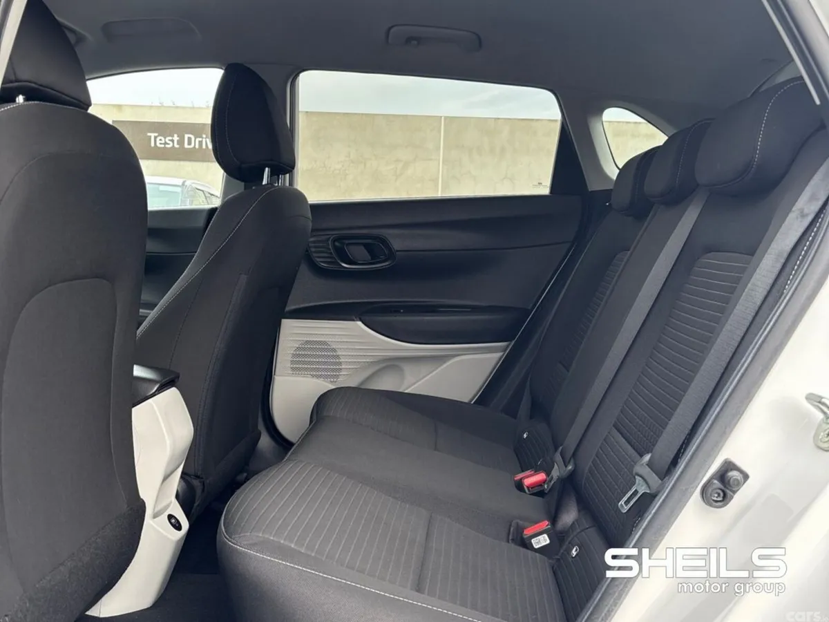 Hyundai i20 Hatchback, Petrol, 2021, White