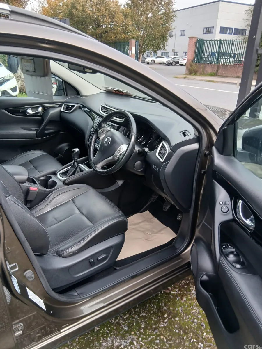Nissan Qashqai Hatchback, Diesel, 2014, Brown