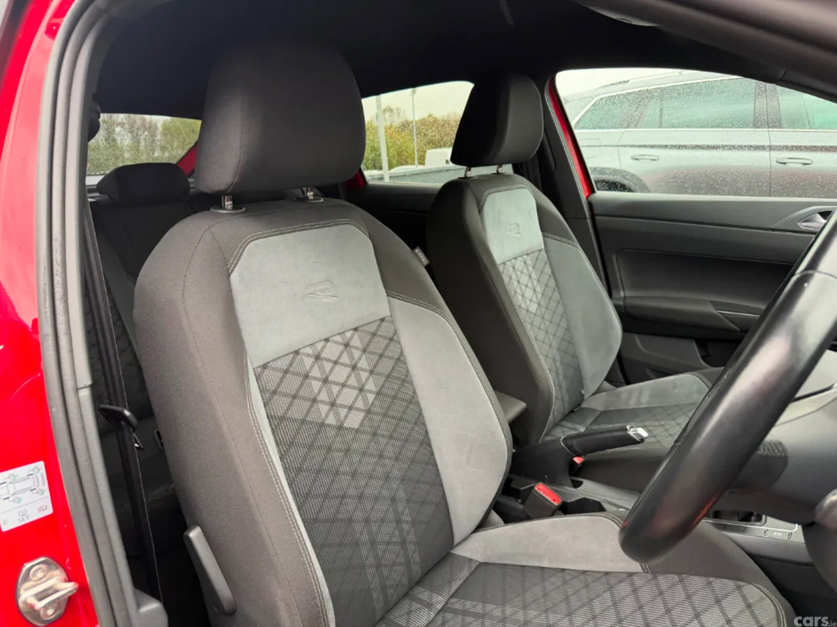 Volkswagen Taigo MPV, Petrol, 2022, Red