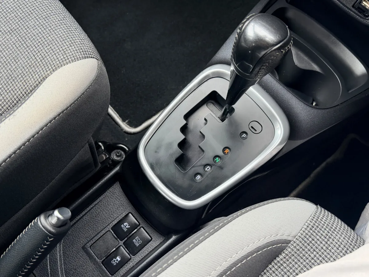 Toyota Yaris MPV, Petrol Hybrid, 2020, White