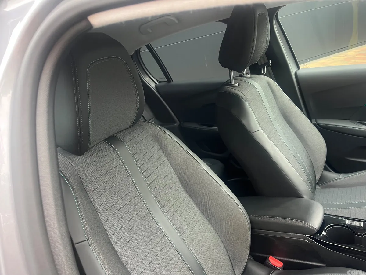 Peugeot 208 Hatchback, Diesel, 2022, Grey