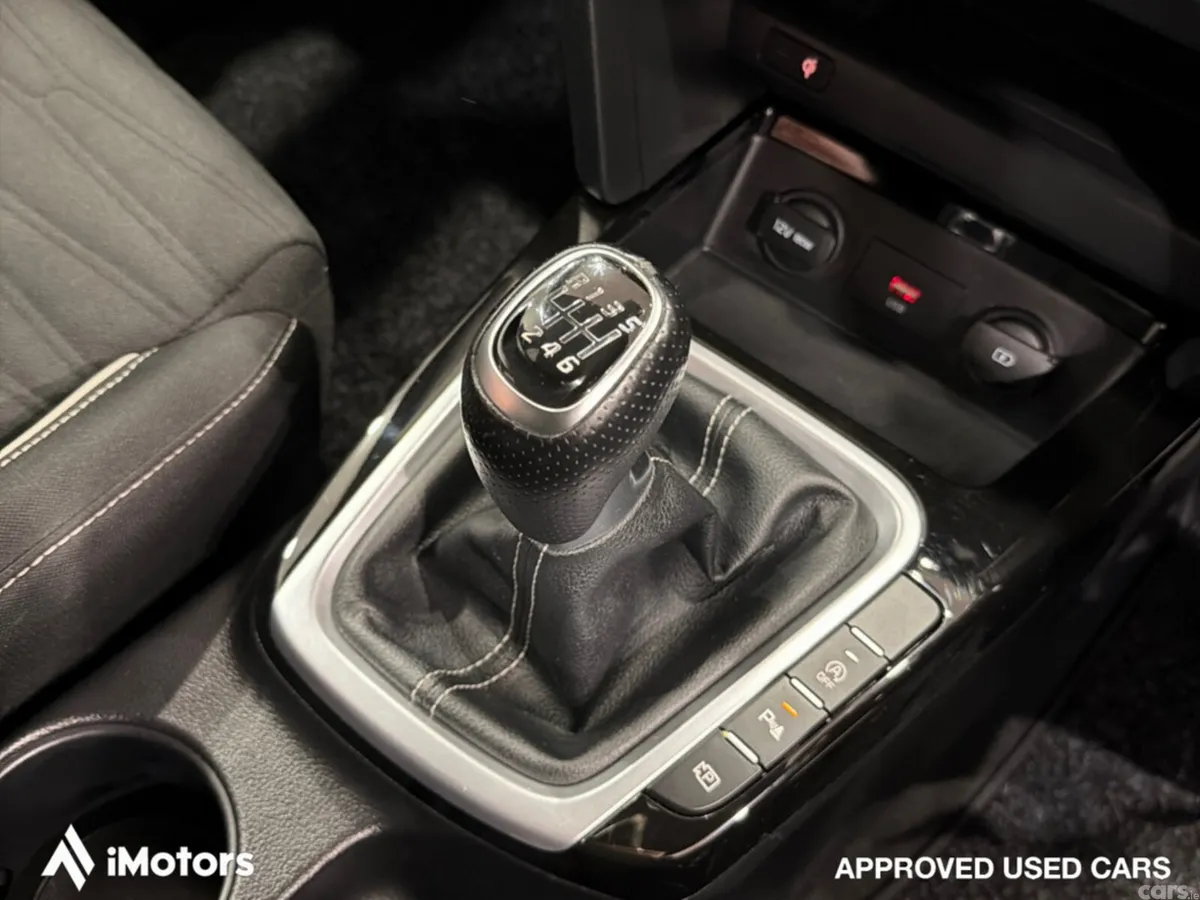 Kia Ceed Hatchback, Petrol, 2022, Red