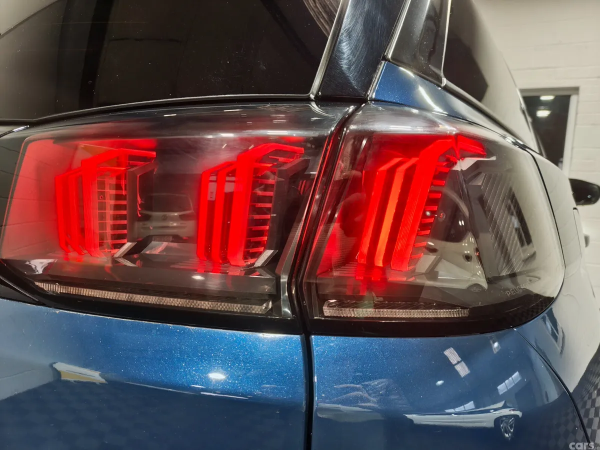 Peugeot 5008 MPV, Diesel, 2021, Blue