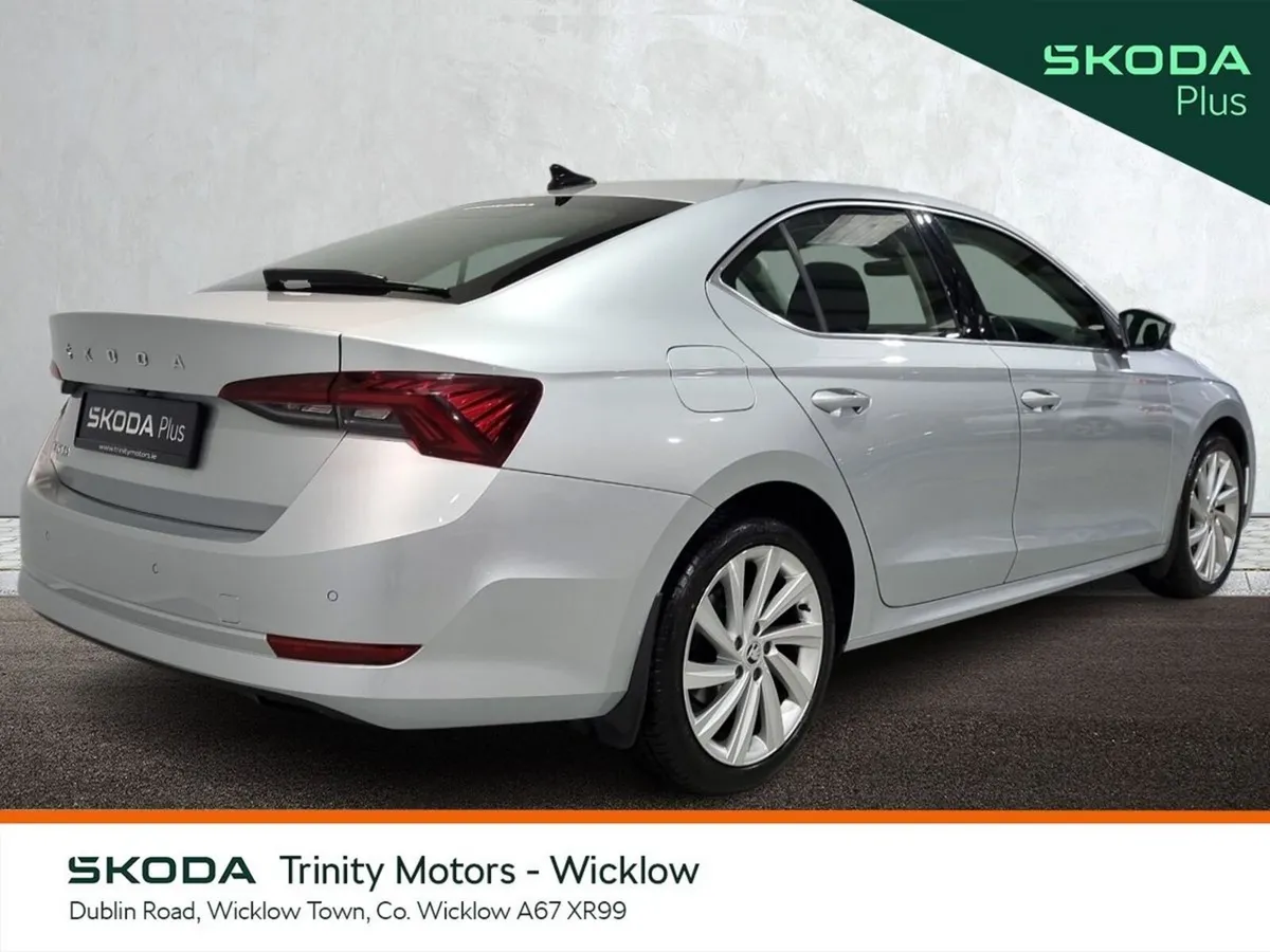Skoda Octavia Saloon, Petrol, 2023, Silver