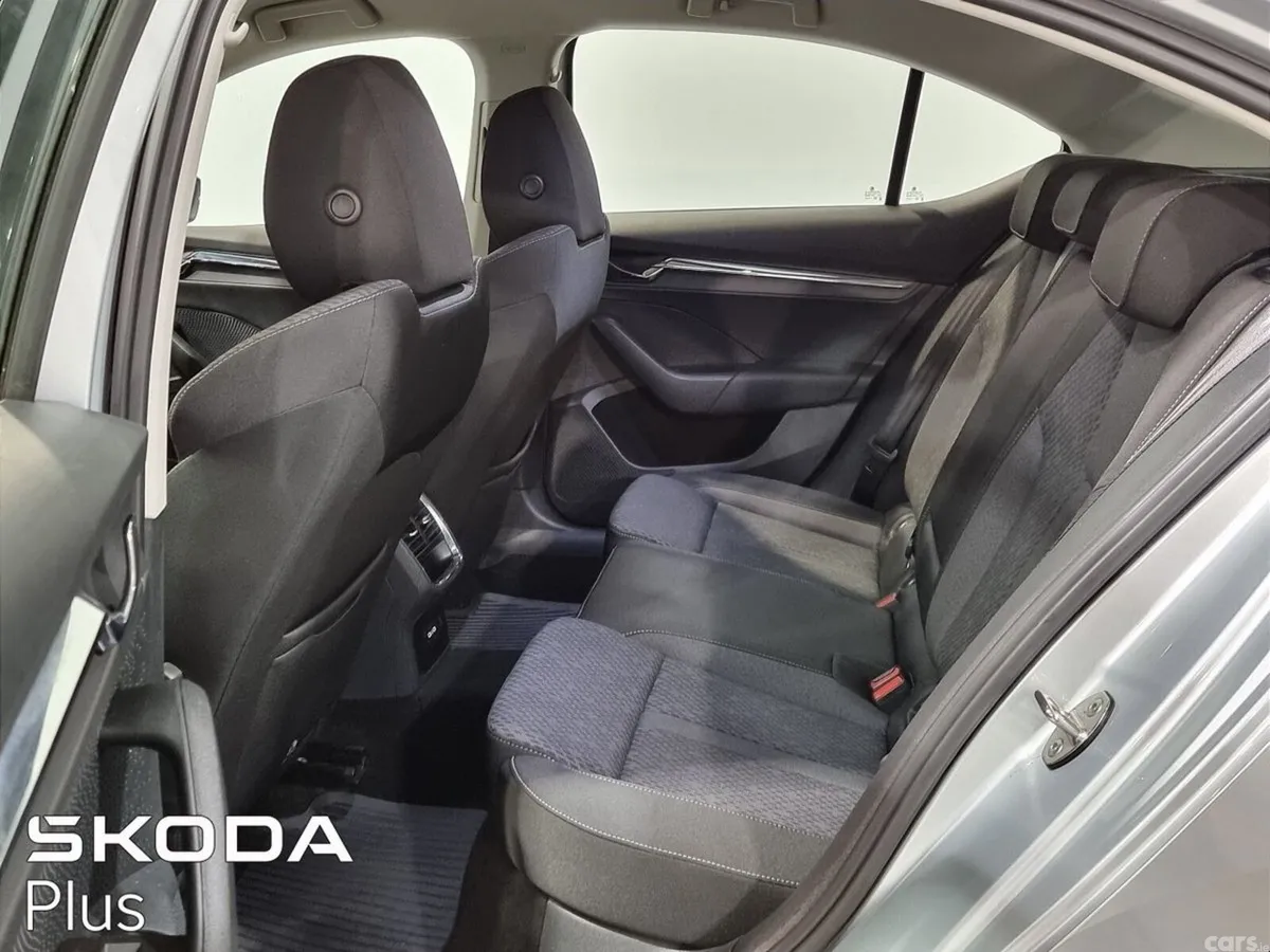 Skoda Octavia Saloon, Petrol, 2023, Silver