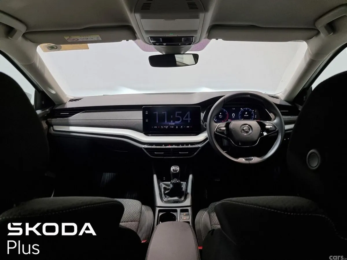 Skoda Octavia Saloon, Petrol, 2023, Silver